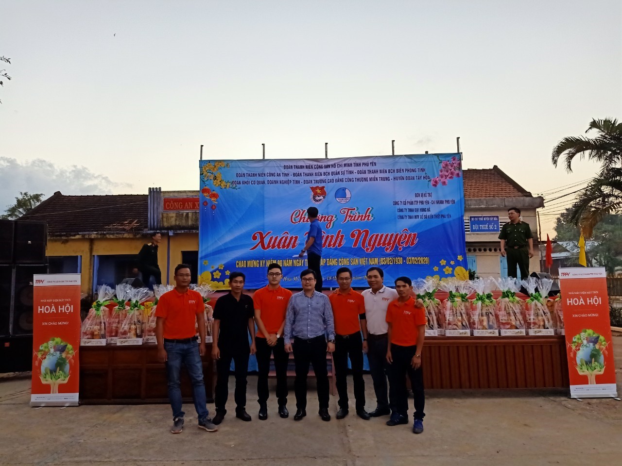 TTP Phú Yên tham gia chương trình "Thắp sáng đường quê"