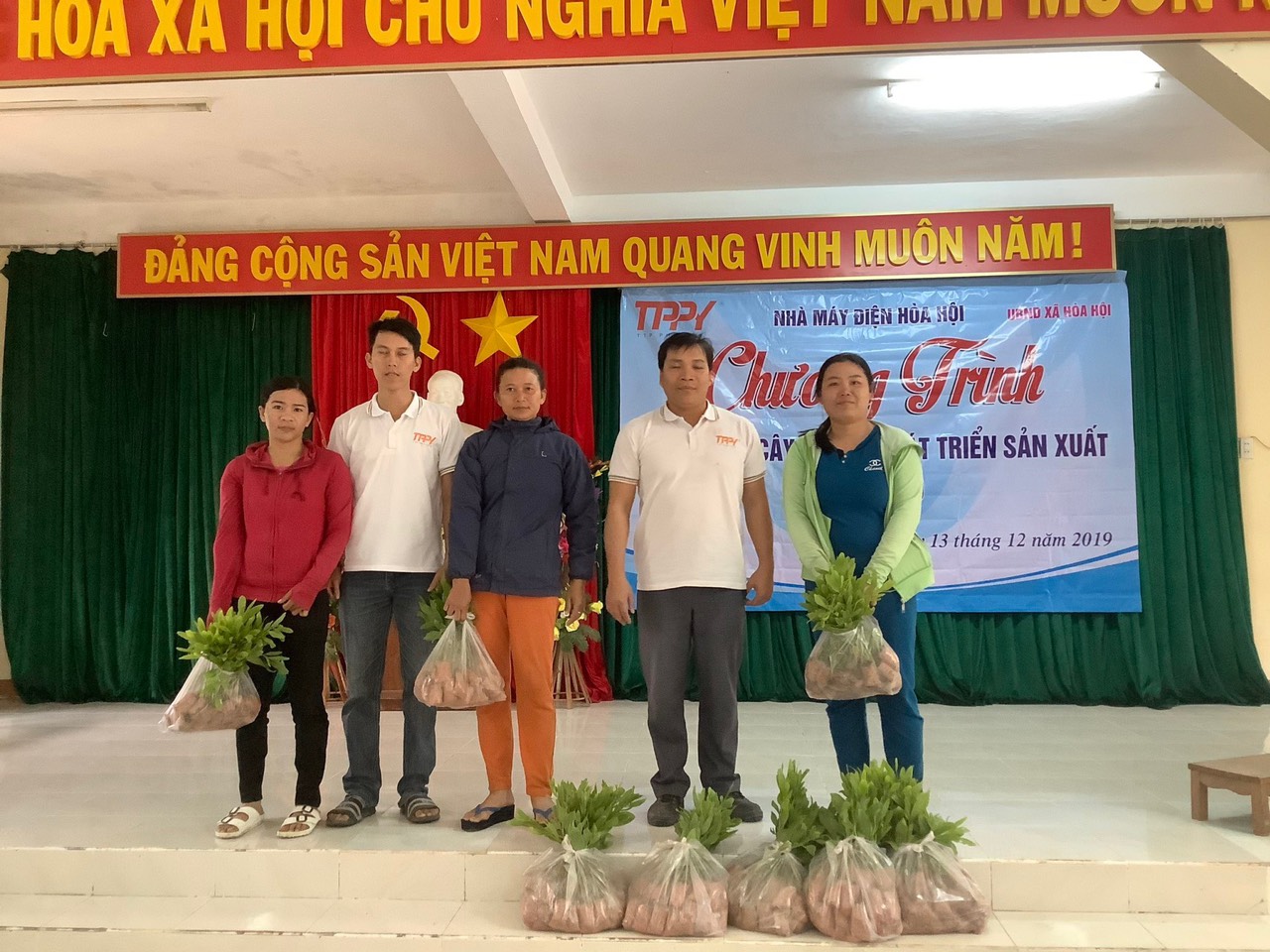TTP Phú Yên trao tặng 20.000 cây keo giống ủng hộ người dân xã Hòa Hội