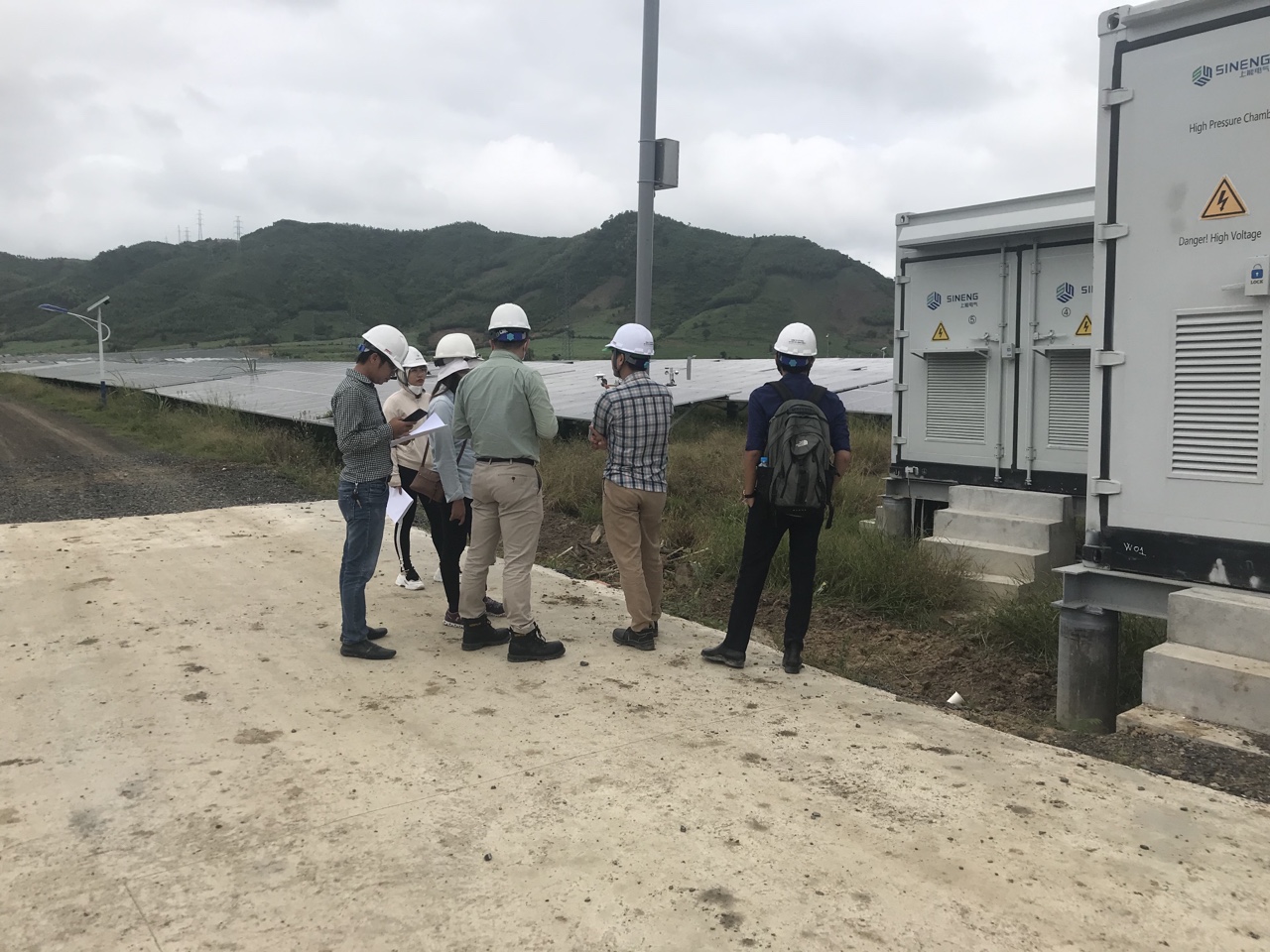 Ban lãnh đạo Công ty TTP Phú Yên kiểm tra tình hình Nhà máy điện mặt trời Hòa Hội sau cơn bão số 6