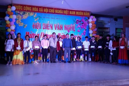 GIVING GIFTS FOR POVERTY STUDENTS AT TRAN SUYEN HIGH SCHOOL, PHU YEN PROVINCE