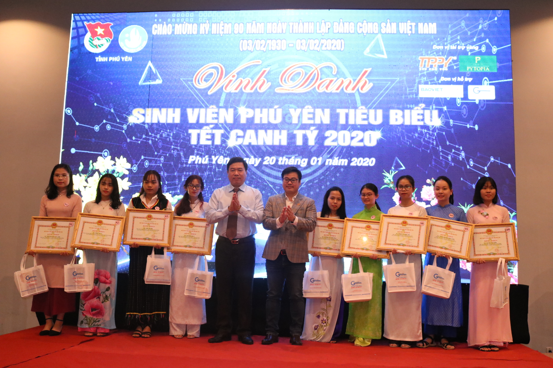 PHU YEN TTP GIVES 50 GIFTS TO EXCELLENT STUDENTS IN PHU YEN PROVINCE