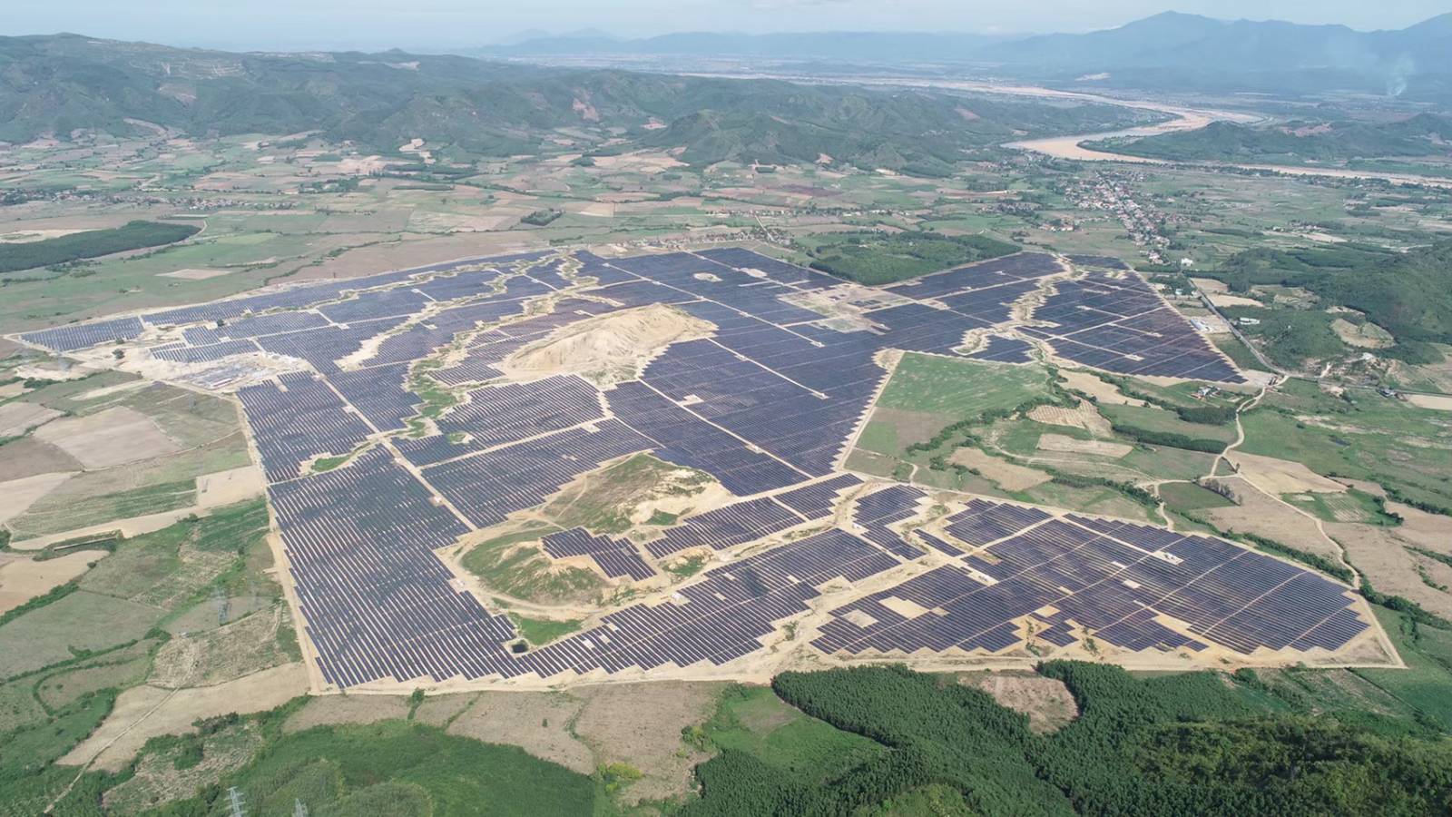 Nhà máy điện mặt trời đầu tiên ở Phú Yên đi vào hoạt động
